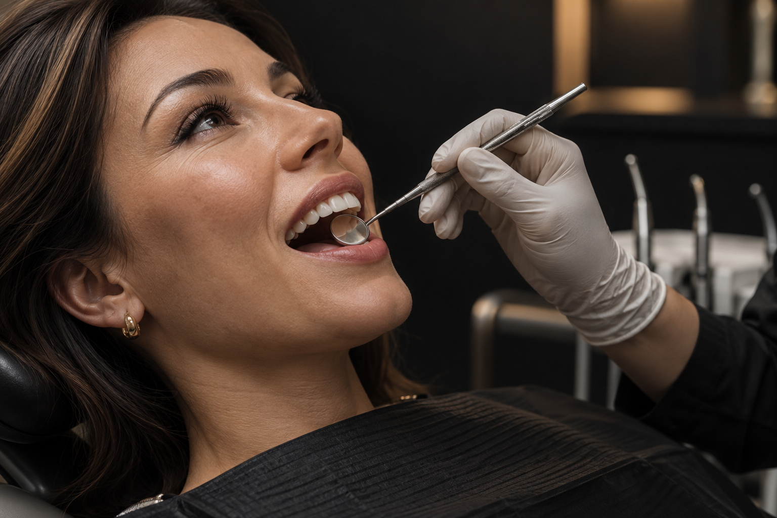 Dental exam illustrating the Preventive Care service at Smile Studio — AI-generated illustrative image, not an actual patient or clinical record. / Examen dental que ilustra el servicio de Cuidado Preventivo en Smile Studio — imagen ilustrativa generada con IA, no es un paciente ni un registro clínico real.